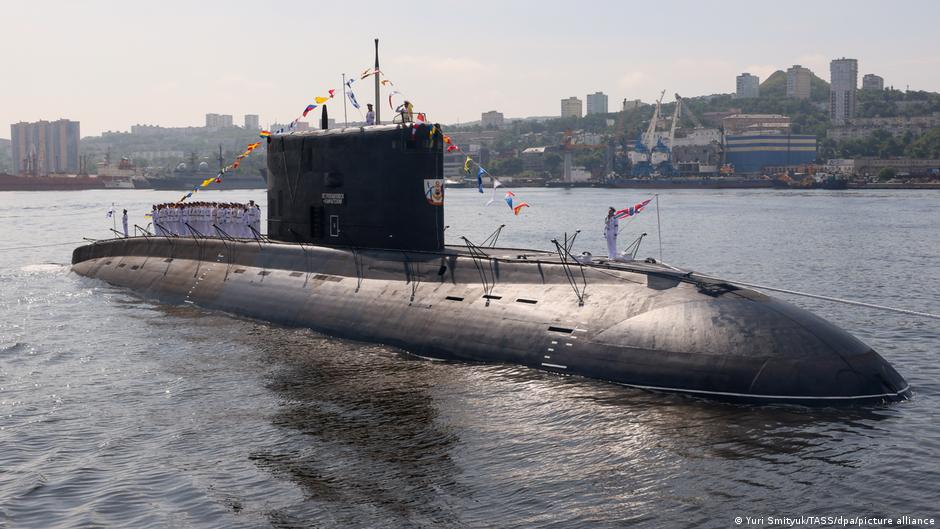 Ucrania afirma que atacó submarino ruso en el mar Negro – DW – 16/12/2025
