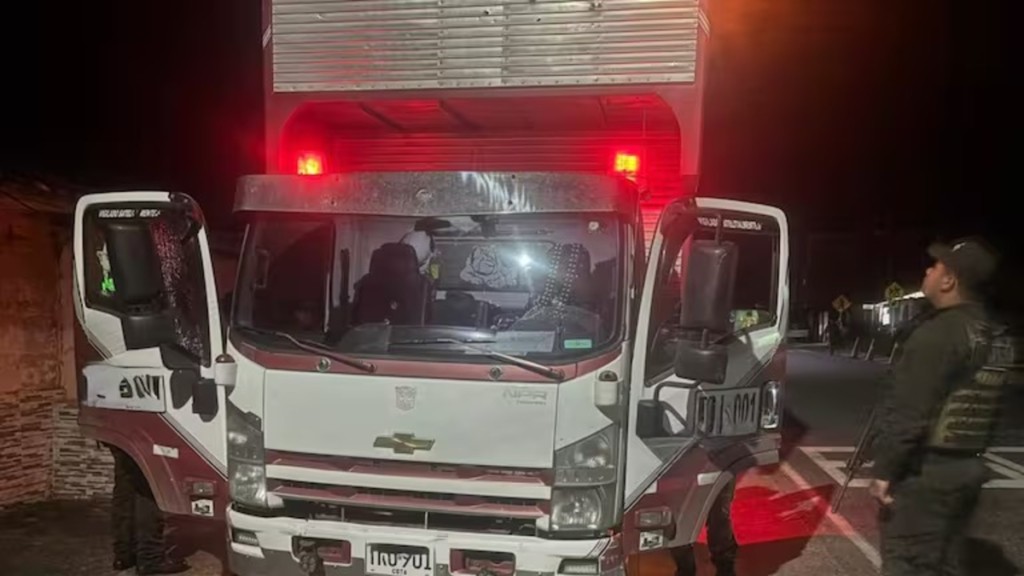 Un grupo armado disparó contra un camión, luego de que su conductor evitó el retén ilegal en la vía Panamericana; dos civiles quedaron heridos