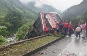 Un muerto y veinticinco heridos tras la caída de un autobús a un barranco en Ecuador