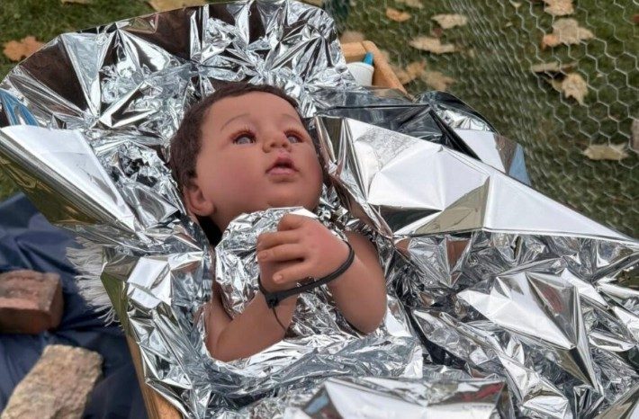 Un pesebre "custodiado" por ICE y con un Niño Jesús esposado desata polémica en Chicago