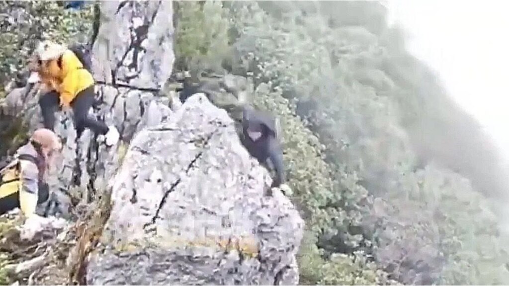 Un turista se cayó de un acantilado de 40 metros mientras se tomaba una selfie en China