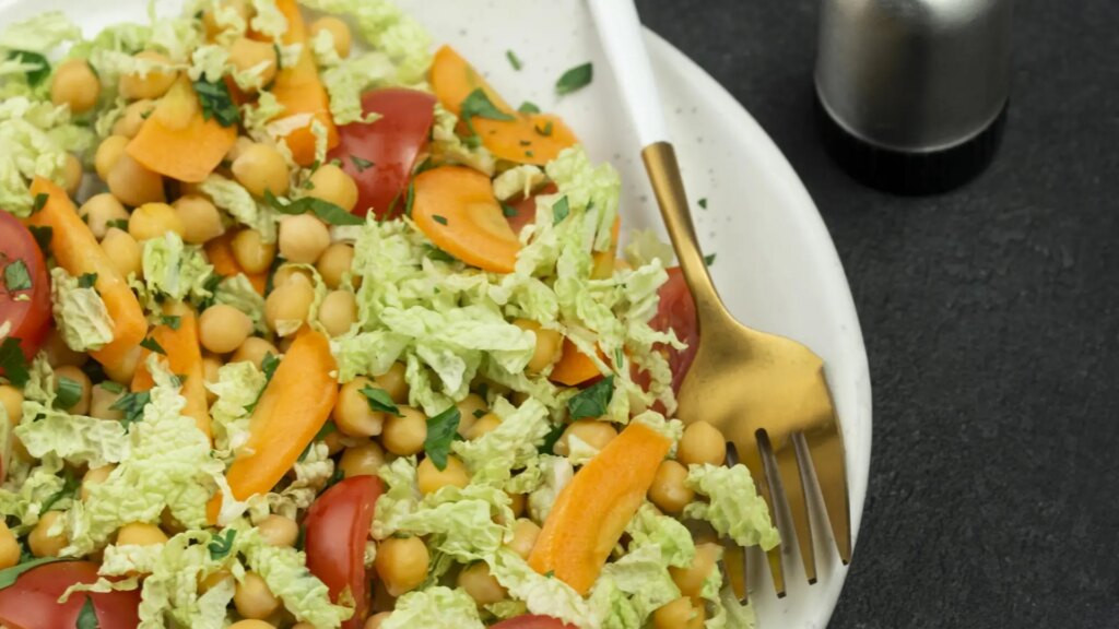 Una ensalada templada de calabaza asada con garbanzos especiados, la receta barata ideal con ingredientes de temporada