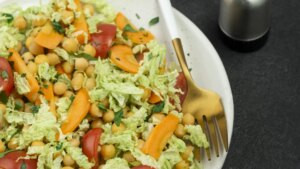 Una ensalada templada de calabaza asada con garbanzos especiados, la receta barata ideal con ingredientes de temporada