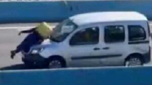 Una furgoneta recorre la A-7 con un repartidor de Glovo en el capó tras atropellarlo en Algeciras