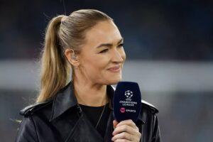 Una periodista deportiva se desplomó en vivo mientras comentaba un partido de fútbol