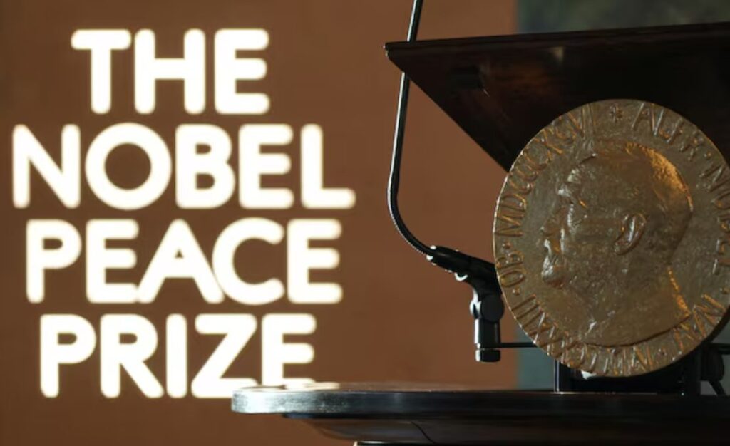 Uniformados extorsionan a venezolanos por guardar información del Nobel de la Paz en su celular