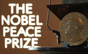 Uniformados extorsionan a venezolanos por guardar información del Nobel de la Paz en su celular