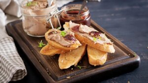 Untable de queso y bacon crujiente, un aperitivo barato para que tu mesa de Navidad triunfe