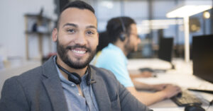 Venezolano agradece haber migrado con título universitario porque sino estaría trabajando en un call center peor que el call center donde trabaja – El Chigüire Bipolar