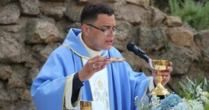 Venezolano se hacía pasar por sacerdote en Chile