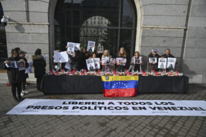 Venezolanos recrean mesa de Navidad para mostrar el vacío que dejan los presos políticos