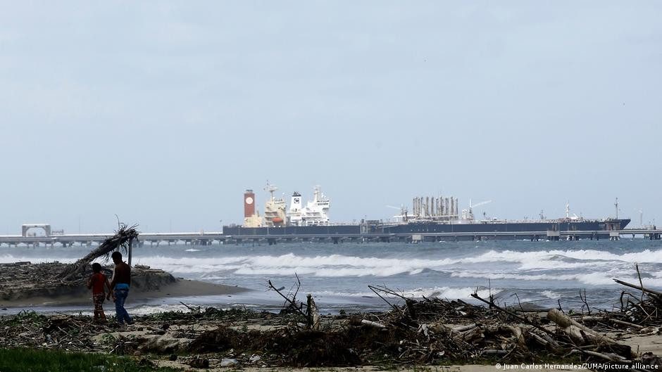 Venezuela anuncia zarpe de buque Chevron con crudo a EE.UU. – DW – 22/12/2025