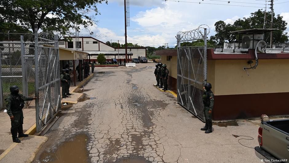Venezuela excarcela a 99 prisioneros políticos – DW – 26/12/2025