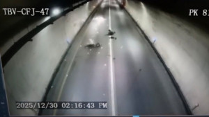 Video del grave accidente que obligó al cierre de la vía al Llano en el túnel Buenavista I, sentido Villavicencio-Bogotá: implicó a un motociclista