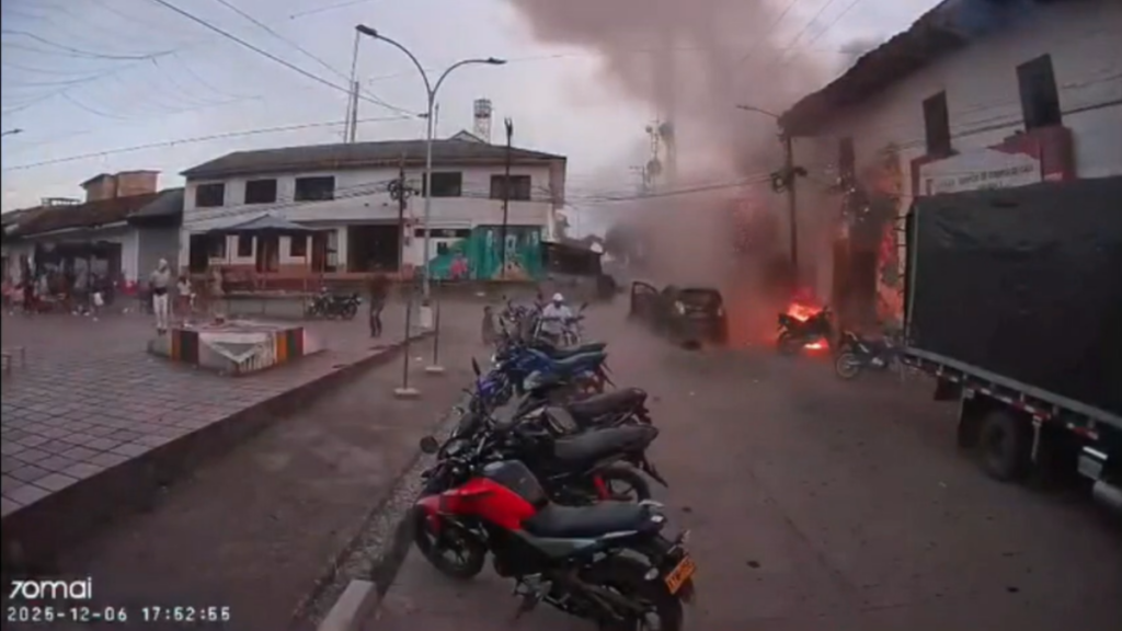 Video del momento exacto cuando explotó motobomba en Balboa, Cauca, y desató incendio en la Cooperativa de Caficultores