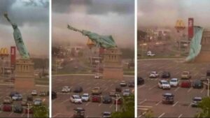 Vientos de hasta 90 km por hora derrumbaron una réplica de la Estatua de la Libertad de 35 metros