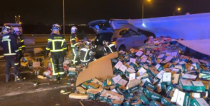 Vuelca en Getafe un tráiler cargado con 20 toneladas de cerveza y se investiga su implicación con un accidente mortal posterior