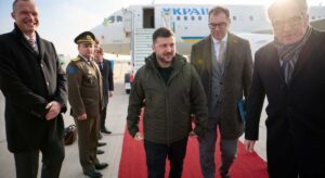 Zelenski llega a Alemania para debatir con EEUU y la UE las garantías de seguridad tras la guerra