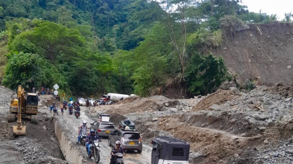 abren paso a un carril de la vía Medellín-Urabá, sin embargo, la apertura está sujeta a las condiciones climáticas