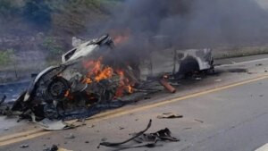 al menos 11 muertos por un choque frontal que terminó en incendio