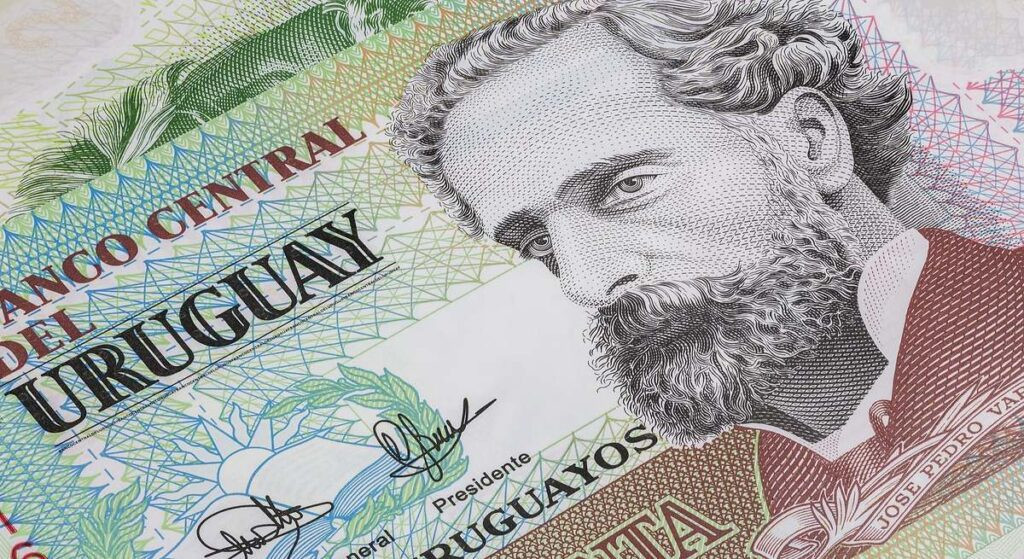el banco central charrúa apuesta por la desdolarización