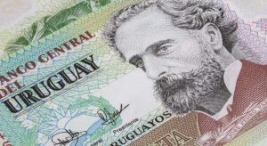 el banco central charrúa apuesta por la desdolarización