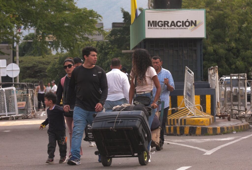 el caos aéreo que empuja a Venezuela hacia sus fronteras