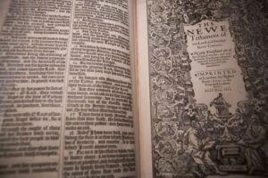 la increíble historia del libro que desató un escándalo religioso