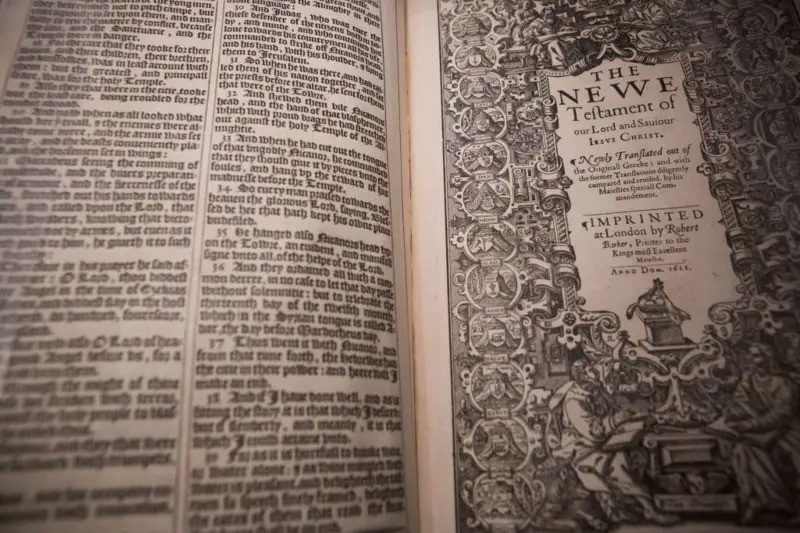 la increíble historia del libro que desató un escándalo religioso