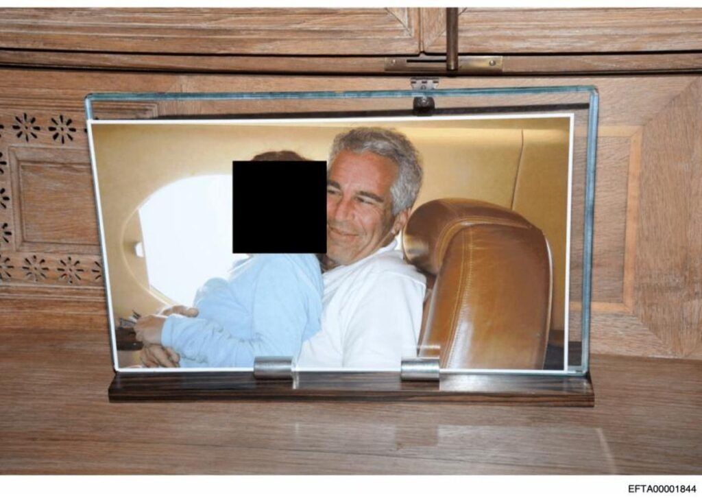 En un registro practicado en la casa de Epstein en agosto de 2019 fue incautada esta foto de él en su jet privado con una chica.