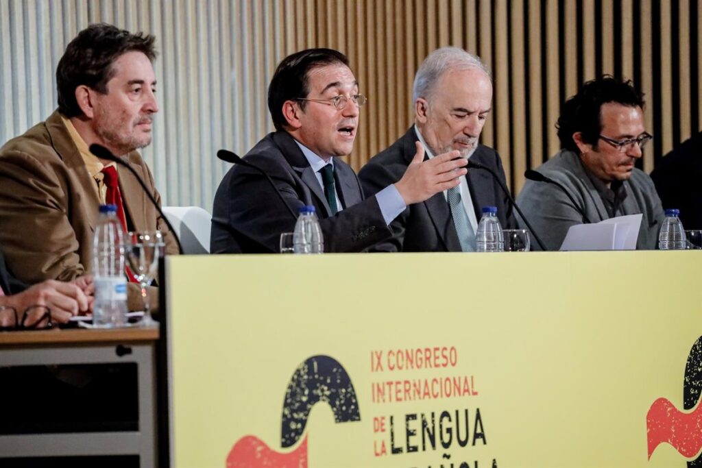 un anuncio retrasado que desvela García Montero con reproche a la RAE