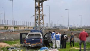 un ataque palestino con auto y cuchillo dejó dos muertos