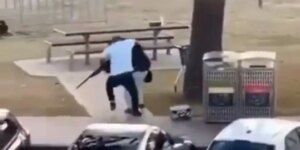 un frutero arriesga su vida para quitarle el arma a uno de los terroristas
