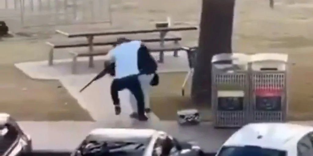 un frutero arriesga su vida para quitarle el arma a uno de los terroristas