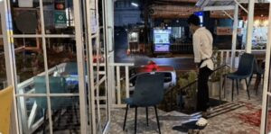 un hombre chocó contra una puerta de vidrio y murió (VIDEO)