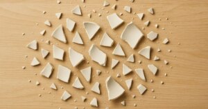 una nueva ley matemática explica por qué todo se rompe de la forma más caótica posible
