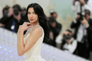 ¡Ay, caramba! Dua Lipa sorprendió a todos con sexy microbikini en playa paradisiaca (FOTOS)