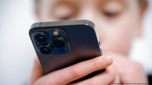 ¿A qué edad dar el primer «smartphone»? Nuevo estudio alerta – DW – 04/12/2025
