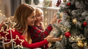 ¿Cómo decorar espacios pequeños en Navidad sin que se vea saturado?