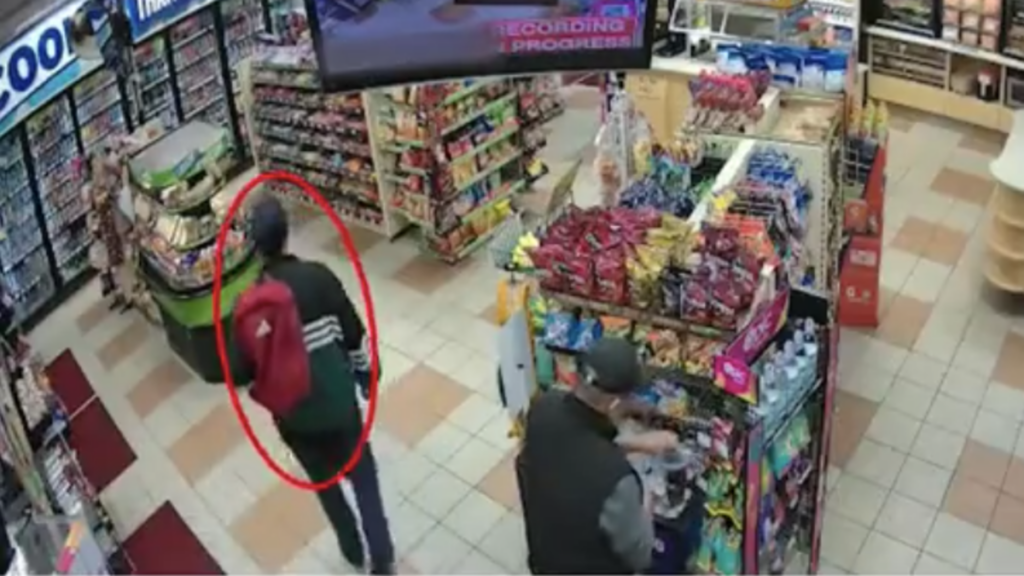 ¿Nueva pista? Cámara de seguridad grabó a Nick Reiner haciendo compras luego del asesinato de sus padres Rob y Michele