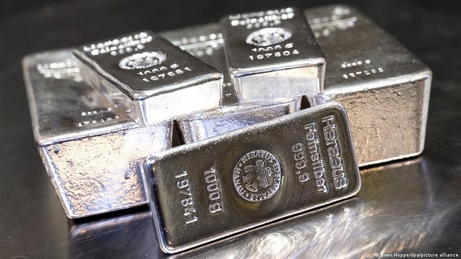 ¿Por qué se ha disparado el precio de la plata? – DW – 18/12/2025
