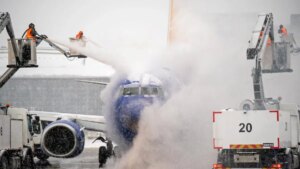 11 muertos y récord de cancelaciones de vuelos desde la pandemia