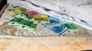 el gran riesgo de guardar el dinero bajo el colchón