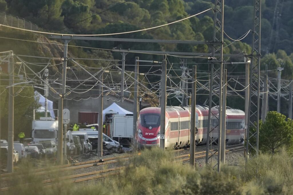 Adamuz (Córdoba) afronta la segunda noche tras la tragedia ya sin familias de víctimas y pendiente del rescate