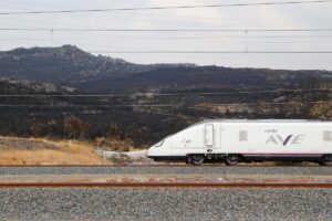 Adif baja la velocidad a 220 en 28 kilómetros de la línea de Angrois tras avisos de maquinistas por el estado de la vía | europapress.es