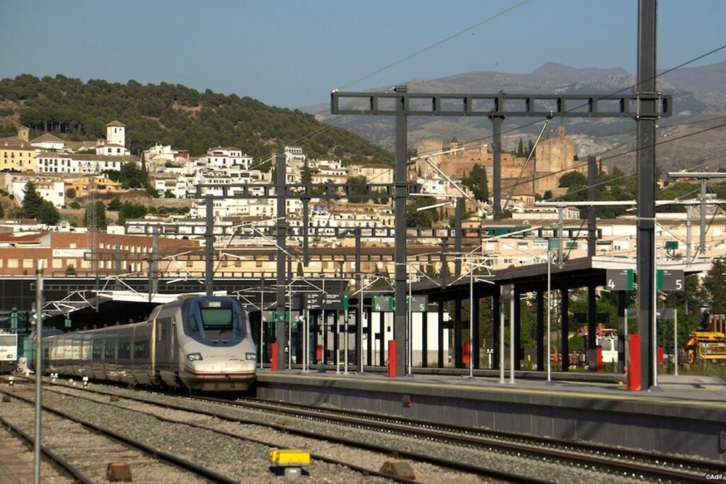 Adif levanta el límite de velocidad en un tramo de la línea Madrid-Barcelona y la deja en cuatro a 230 km
