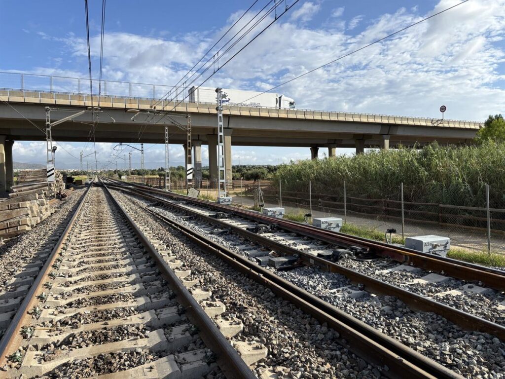 Adif vuelve a reducir la velocidad máxima a 160 km/h en la línea Madrid-Barcelona tras quejas de maquinistas