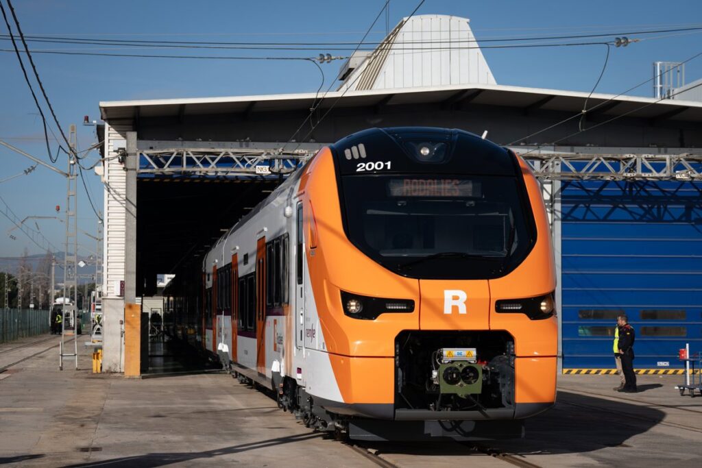 Al menos 15 heridos al descarrilar un tren en Gelida (Barcelona) tras la caída de un muro de contención