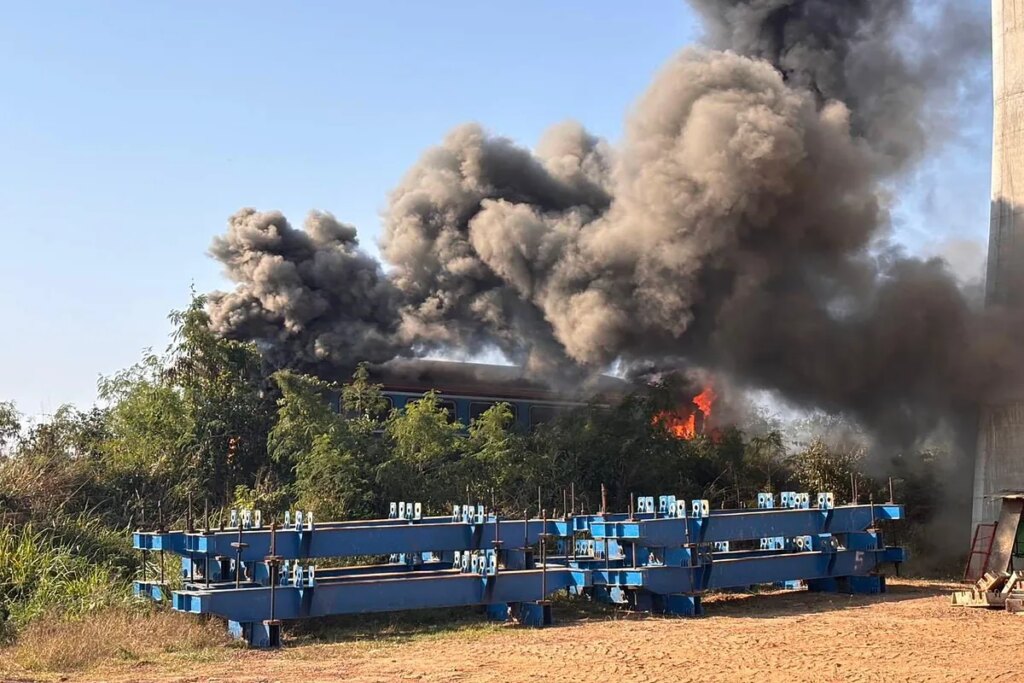 Al menos 22 muertos y 55 heridos al caer una grúa sobre un tren en movimiento en Tailandia