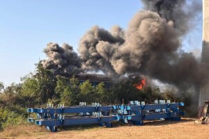 Al menos 22 muertos y 55 heridos al caer una grúa sobre un tren en movimiento en Tailandia | elmundo.es